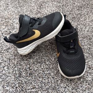 Nike Toddler 7C Black and Gold Shoes